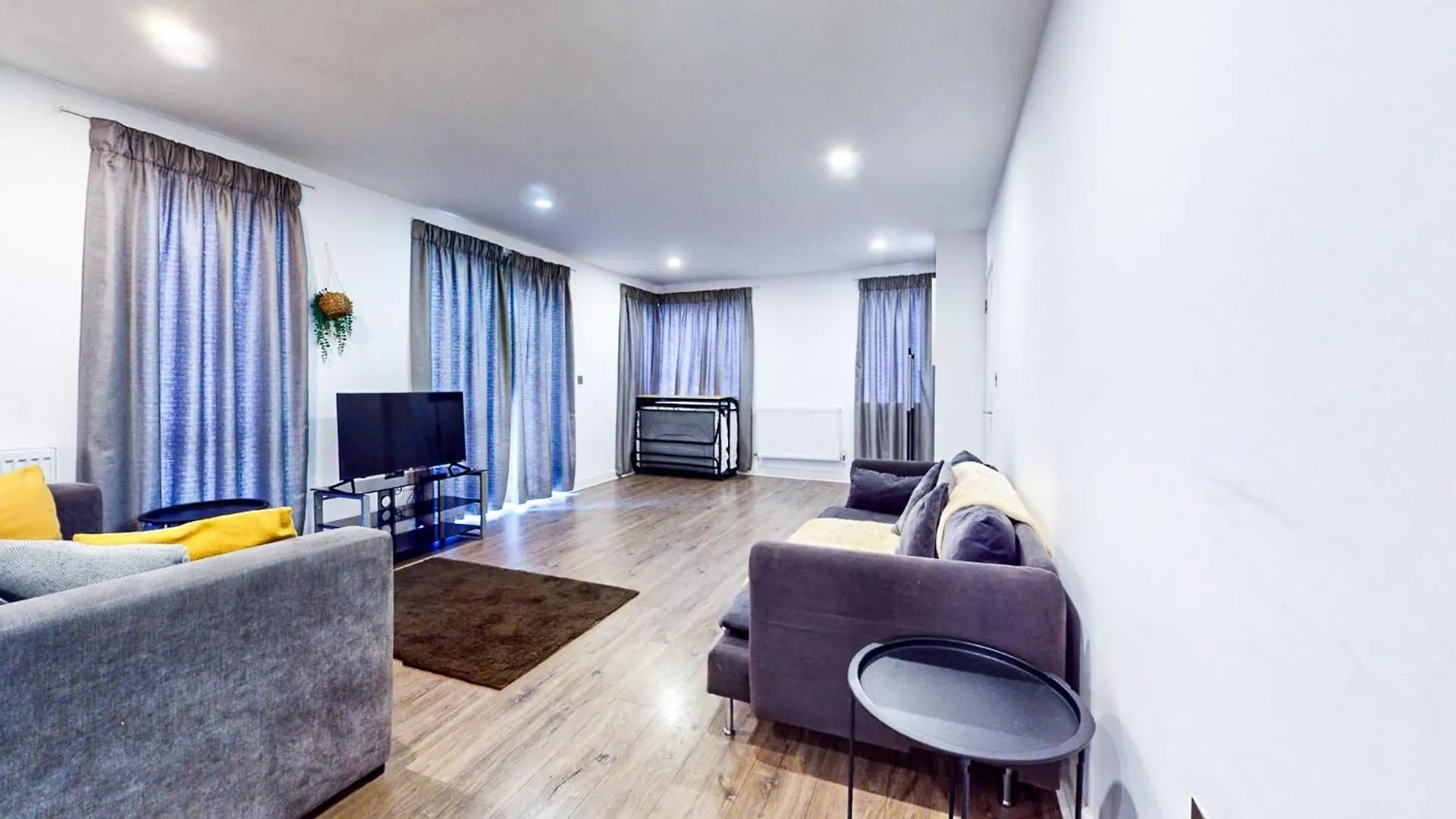 Spacious 8-Person House Near Excel Free Parking London