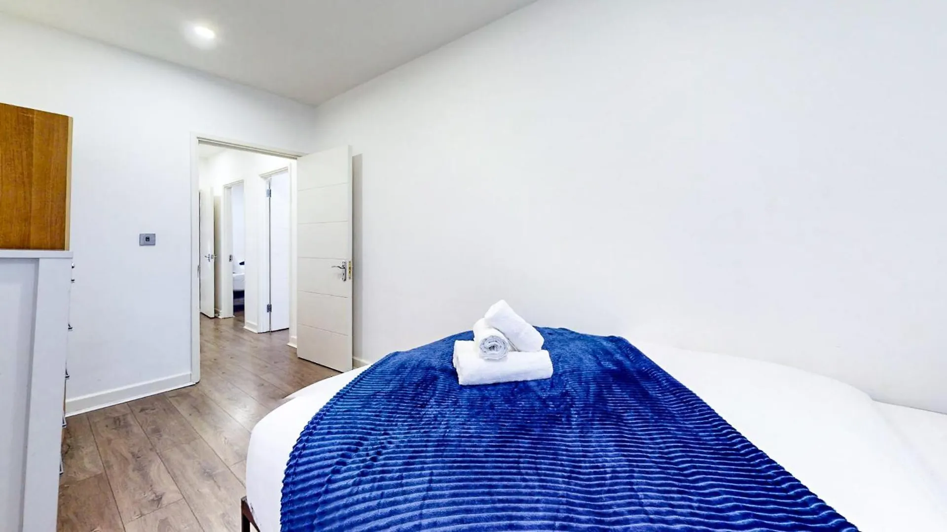 Spacious 8-Person House Near Excel Free Parking London
