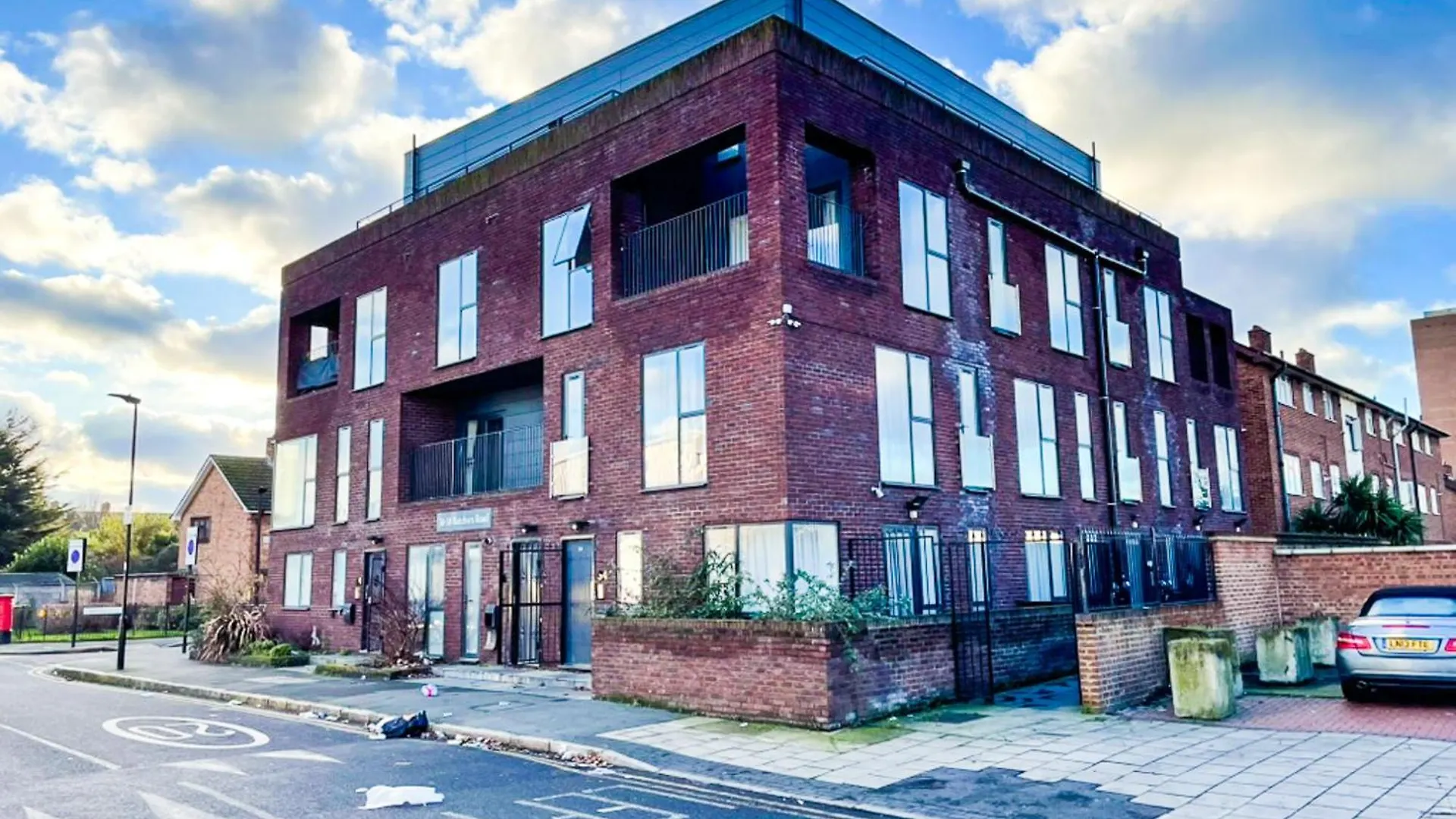 Spacious 8-Person House Near Excel Free Parking contacts