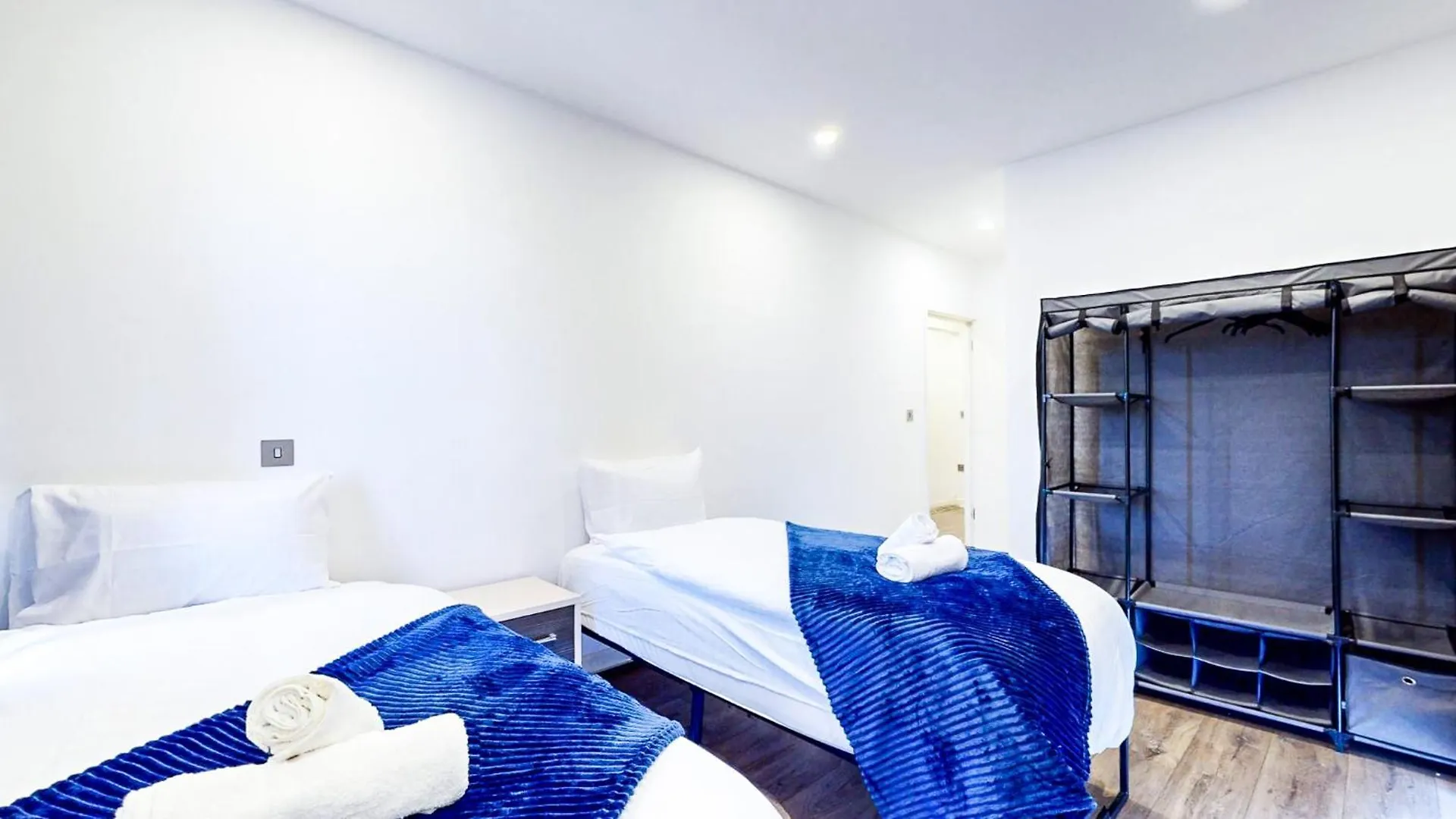 Spacious 8-Person House Near Excel Free Parking London