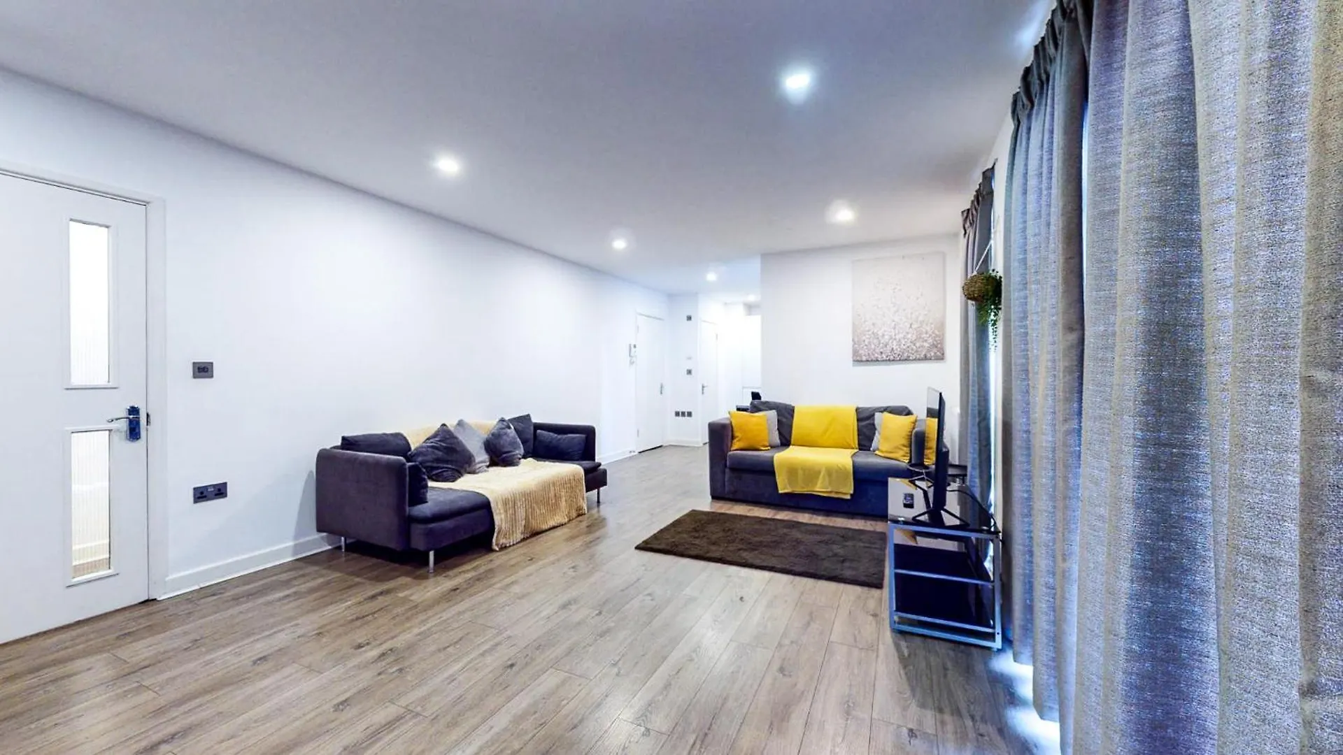 Spacious 8-Person House Near Excel Free Parking London