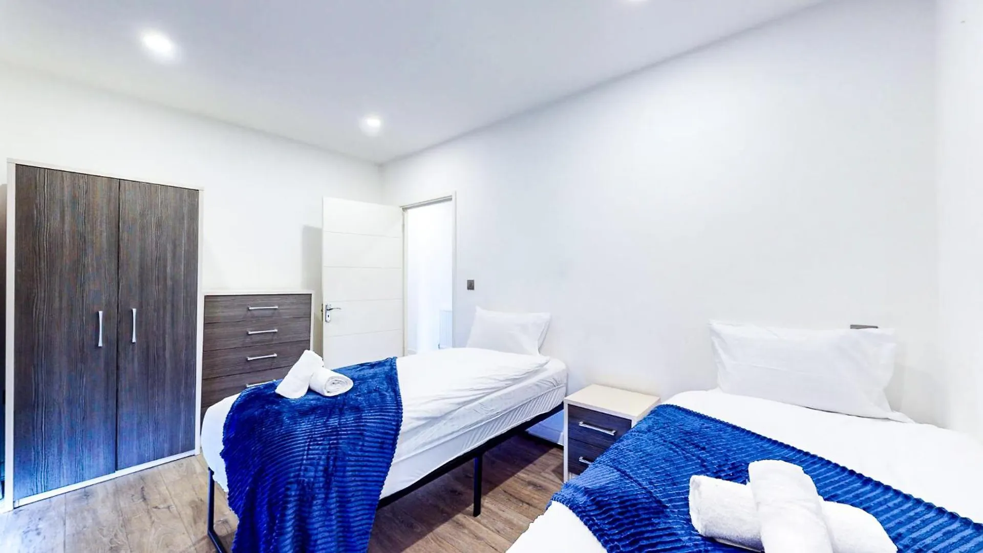 Spacious 8-Person House Near Excel Free Parking London